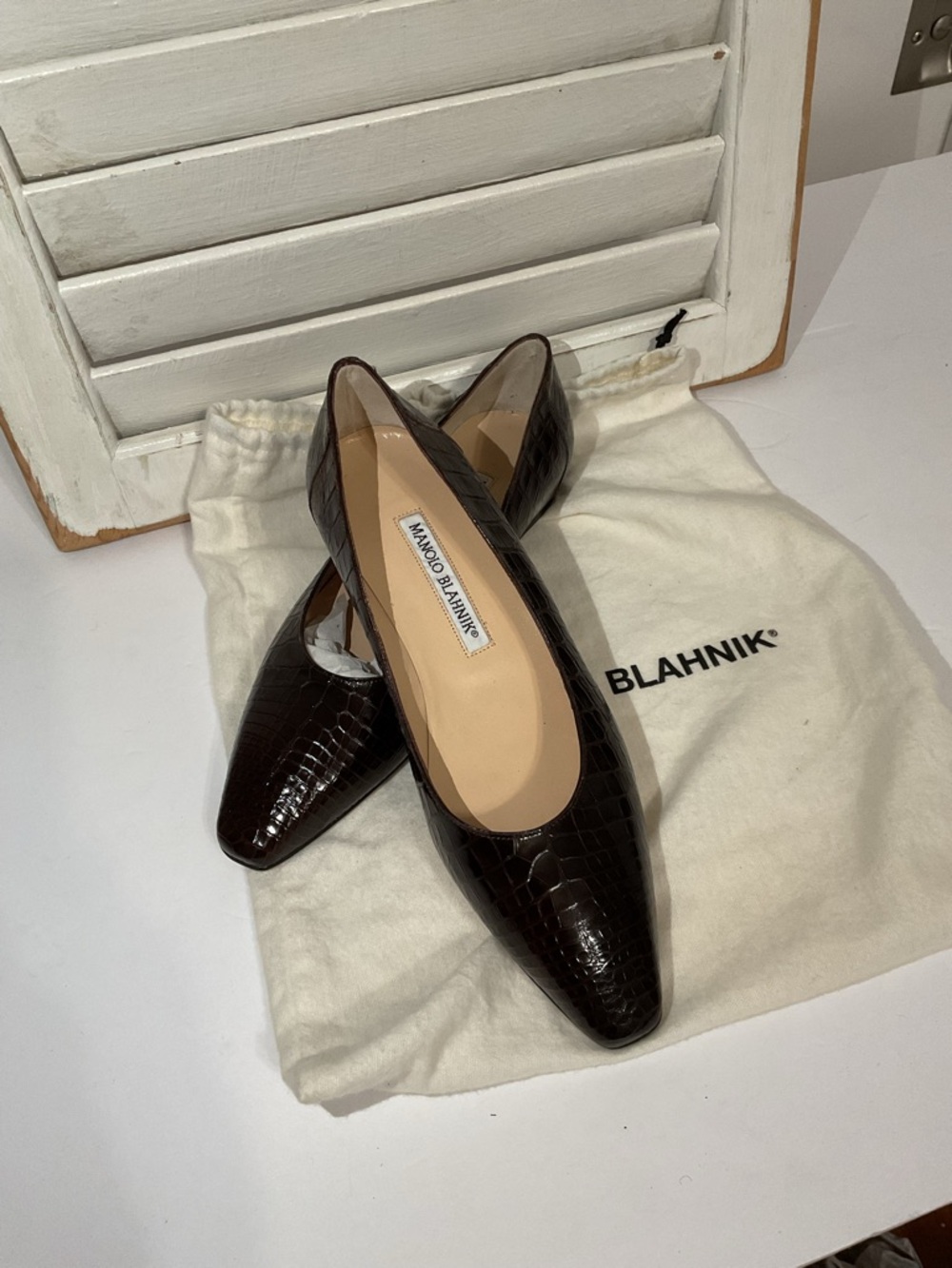 Manolo Blahnik Dark Brown Croc-Embossed Leather Flats Size 36